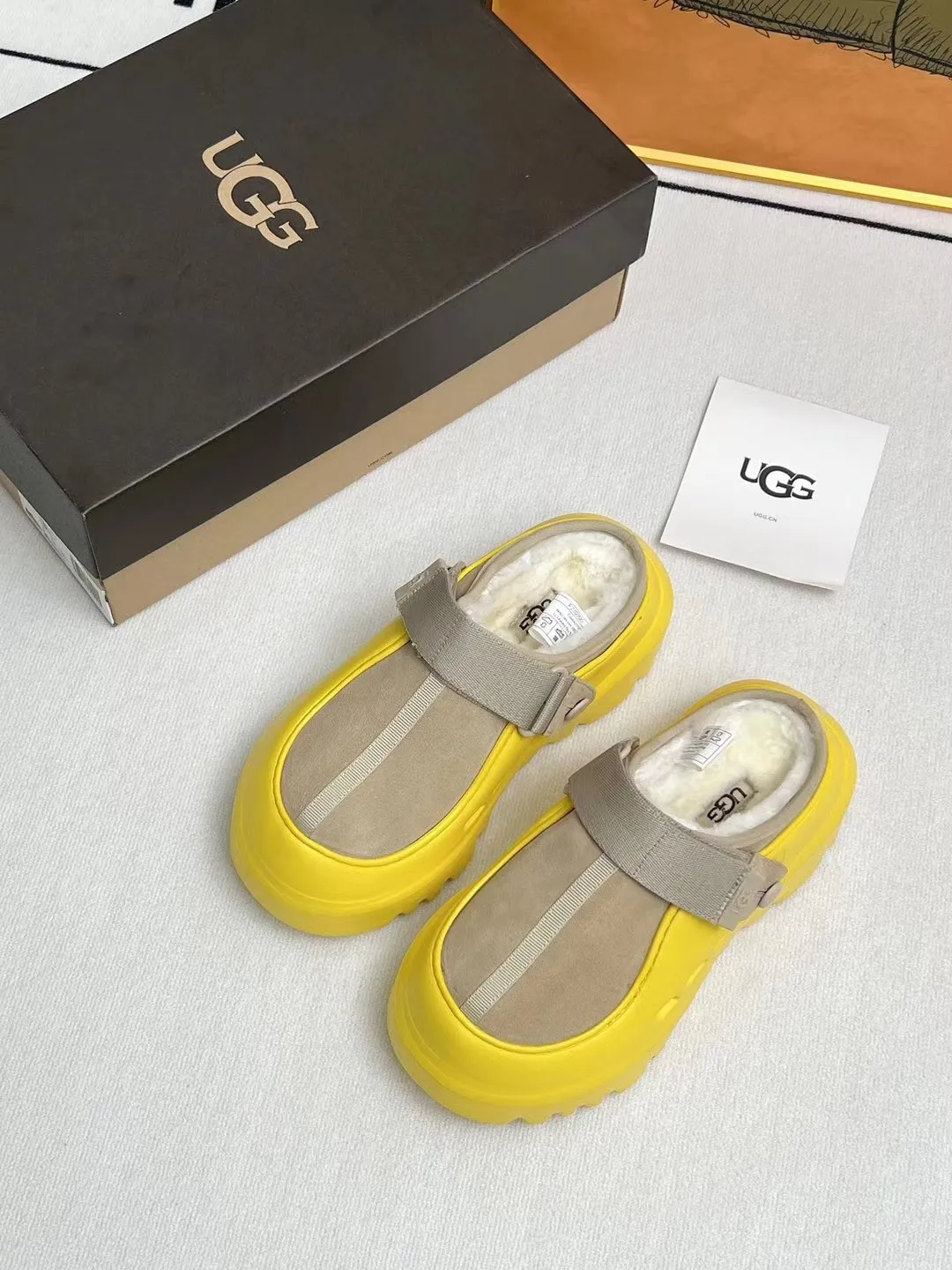 Factory price 560💰 (same style for men and women) 🌸UGG 2025 new small potato, half drag and one kick to unlock the relaxed feeling, lightweight and thin sole, always light and fashionable, casually walking out of a new style, it feels very UGG, classic suede with soft wool lining insole, rubber foam outsole, hot stamped logo ✅Color: bright green, bright yellow, maroon, black ✅Number of codes: 35 to 45 (synchronized with the official website)